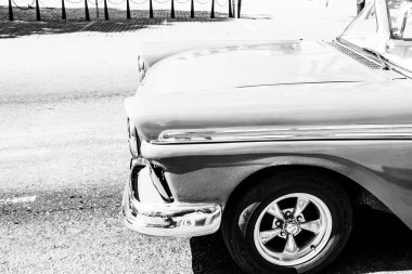 Havana, Küba 'da 2022' de özel taksi olarak kullanılan klasik Amerikan arabası.