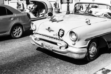 Havana, Küba 'da 2022' de özel taksi olarak kullanılan klasik Amerikan arabası.