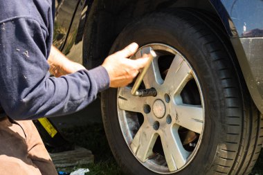 Romanya 'nın Bükreş kentindeki araba garajında araba tamircisinin vida vidası vidalanması veya sökülmesi 2020' de gerçekleşti.