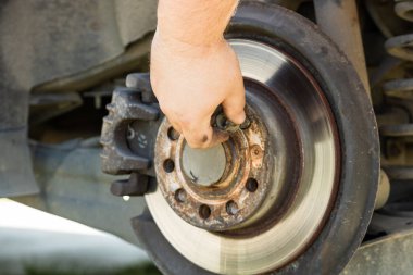 Romanya, Targoviste, 2021 'de bir arabanın frenleme ve onarım sistemi