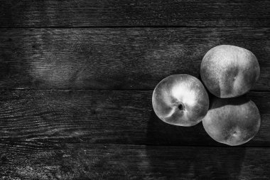 Köhne ahşap masada taze şeftali