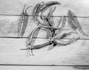 ahşap tahta üzerinde kırmızı pul biber.