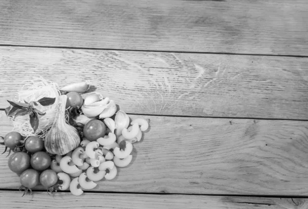 Těstoviny Dřevěném Stole Rajče Třešní Cibule Česnek — Stock fotografie