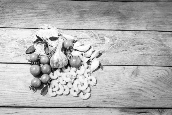 Ingrédients Pour Pâtes Sur Table Bois Tomate Cerise Oignon Ail — Photo