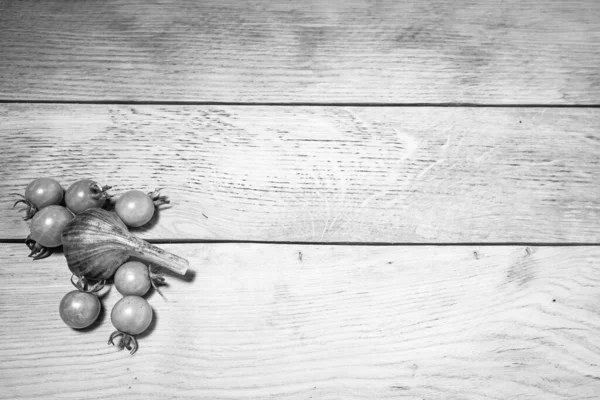 Makaron Składniki Drewnianym Stole Pomidor Wiśniowy Cebula Czosnek — Zdjęcie stockowe