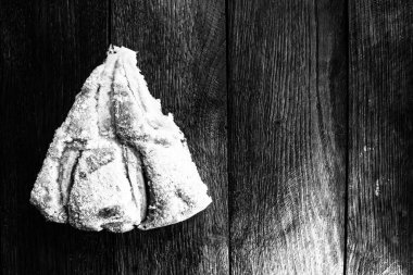 Kırsal ahşap masada tarçınlı dilimlenmiş elmalı turta.