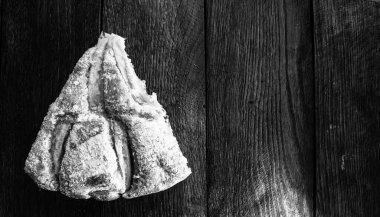 Tahtaya şeker tozu sürülmüş taze pişmiş elmalı turta. Ev yapımı elmalı pasta..