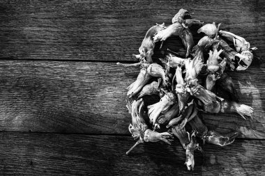 Tahta masada taze, olgun kırmızı fındıklar.