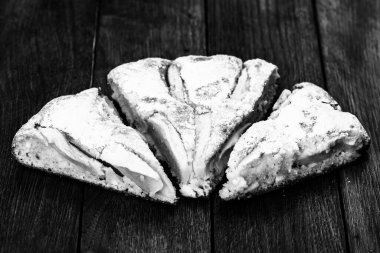 Kırsal ahşap masada tarçınlı dilimlenmiş elmalı turta.