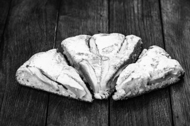 Tahtaya şeker tozu sürülmüş taze pişmiş elmalı turta. Ev yapımı elmalı pasta..