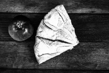 Kırsal ahşap masada tarçınlı dilimlenmiş elmalı turta.