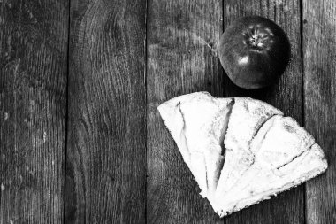 Tahta üzerinde şeker tozu ve kırmızı elmalı taze pişmiş elmalı turta dilimleri. Ev yapımı elmalı pasta..