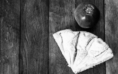 Tahta üzerinde şeker tozu ve kırmızı elmalı taze pişmiş elmalı turta dilimleri. Ev yapımı elmalı pasta..