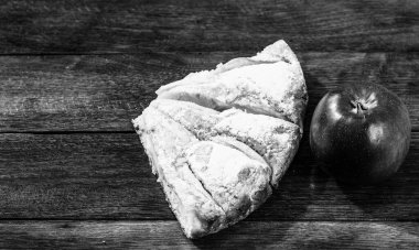 Tahta üzerinde şeker tozu ve kırmızı elmalı taze pişmiş elmalı turta dilimleri. Ev yapımı elmalı pasta..