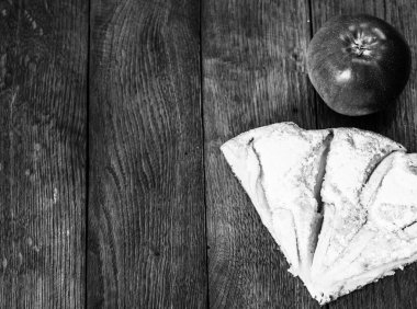 Tahta üzerinde şeker tozu ve kırmızı elmalı taze pişmiş elmalı turta dilimleri. Ev yapımı elmalı pasta..