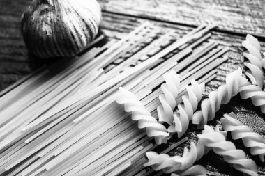 Tahta masada makarna ve sarımsak.