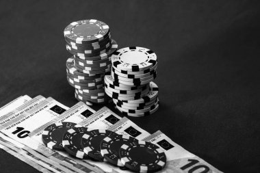 Poker fişleri, para ve kumar.