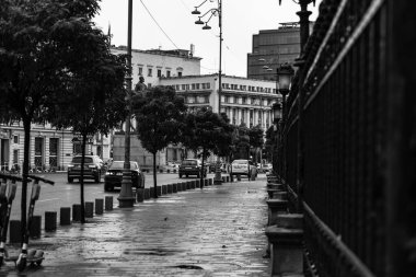 Araba trafiği, kirlilik, trafik sıkışıklığı şehir merkezi Bükreş, Romanya, 2022