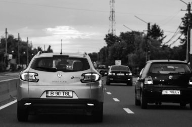 Araba trafiği, kirlilik, trafik sıkışıklığı şehir merkezi Bükreş, Romanya, 2022