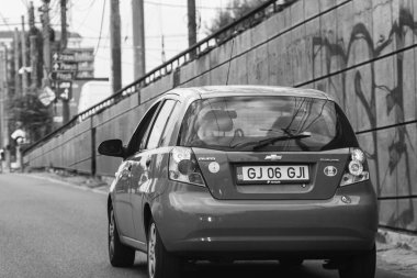 Araba trafiği, kirlilik, trafik sıkışıklığı şehir merkezi Bükreş, Romanya, 2022