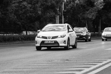 Araba trafiği, kirlilik, trafik sıkışıklığı şehir merkezi Bükreş, Romanya, 2022