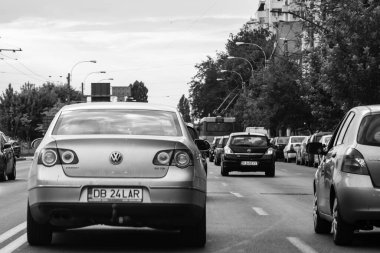 Araba trafiği, kirlilik, trafik sıkışıklığı şehir merkezi Bükreş, Romanya, 2022