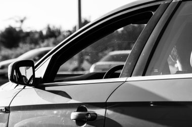 Araba trafiği, kirlilik, trafik sıkışıklığı şehir merkezi Bükreş, Romanya, 2022