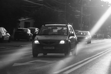 Araba trafiği, kirlilik, trafik sıkışıklığı şehir merkezi Bükreş, Romanya, 2022