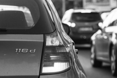 Araba trafiği, kirlilik, trafik sıkışıklığı şehir merkezi Bükreş, Romanya, 2022