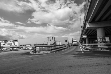 Araba trafiği, kirlilik, trafik sıkışıklığı şehir merkezi Bükreş, Romanya, 2022