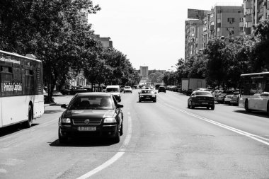 Araba trafiği, kirlilik, trafik sıkışıklığı şehir merkezi Bükreş, Romanya, 2022