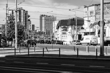 Araba trafiği, kirlilik, trafik sıkışıklığı şehir merkezi Bükreş, Romanya, 2022