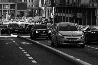 Araba trafiği, kirlilik, trafik sıkışıklığı şehir merkezi Bükreş, Romanya, 2022