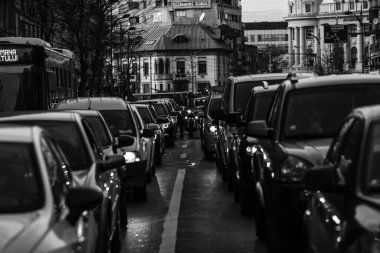 Araba trafiği, kirlilik, trafik sıkışıklığı şehir merkezi Bükreş, Romanya, 2022