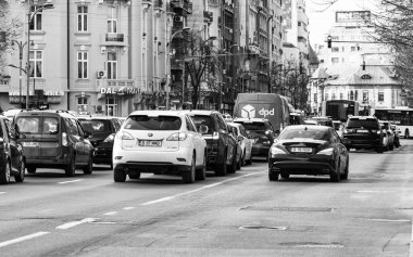 Araba trafiği, kirlilik, trafik sıkışıklığı şehir merkezi Bükreş, Romanya, 2022