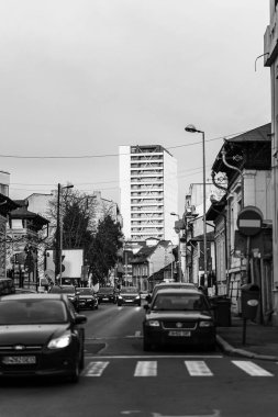 Araba trafiği, kirlilik, trafik sıkışıklığı şehir merkezi Bükreş, Romanya, 2022