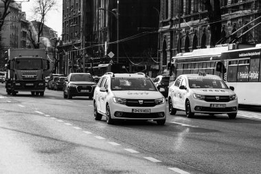 Araba trafiği, kirlilik, trafik sıkışıklığı şehir merkezi Bükreş, Romanya, 2022