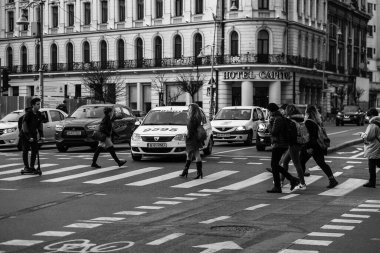 Araba trafiği, kirlilik, trafik sıkışıklığı şehir merkezi Bükreş, Romanya, 2022