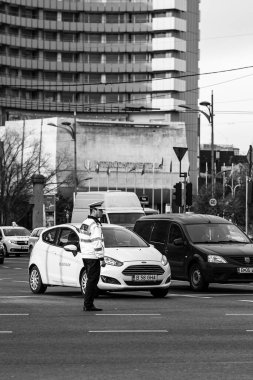 Araba trafiği, kirlilik, trafik sıkışıklığı şehir merkezi Bükreş, Romanya, 2022