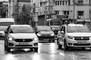 Araba trafiği, kirlilik, trafik sıkışıklığı şehir merkezi Bükreş, Romanya, 2022