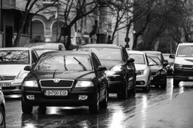 Araba trafiği, kirlilik, trafik sıkışıklığı şehir merkezi Bükreş, Romanya, 2022