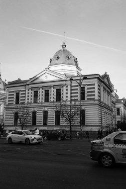 Araba trafiği, kirlilik, trafik sıkışıklığı şehir merkezi Bükreş, Romanya, 2022