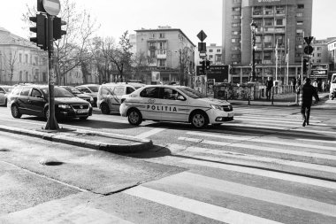 Araba trafiği, kirlilik, trafik sıkışıklığı şehir merkezi Bükreş, Romanya, 2022