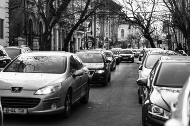 Araba trafiği, kirlilik, trafik sıkışıklığı şehir merkezi Bükreş, Romanya, 2022