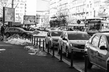 Araba trafiği, kirlilik, trafik sıkışıklığı şehir merkezi Bükreş, Romanya, 2022