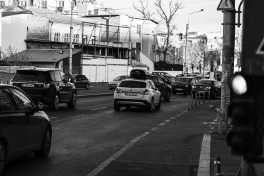 Araba trafiği, kirlilik, trafik sıkışıklığı şehir merkezi Bükreş, Romanya, 2022