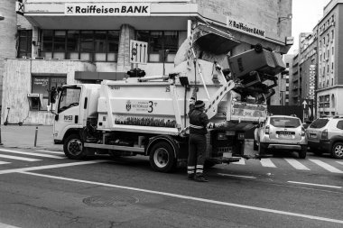 Araba trafiği, kirlilik, trafik sıkışıklığı şehir merkezi Bükreş, Romanya, 2022