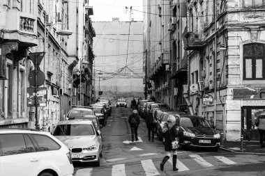 Araba trafiği, kirlilik, trafik sıkışıklığı şehir merkezi Bükreş, Romanya, 2022