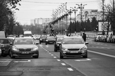 Araba trafiği, kirlilik, trafik sıkışıklığı şehir merkezi Bükreş, Romanya, 2022
