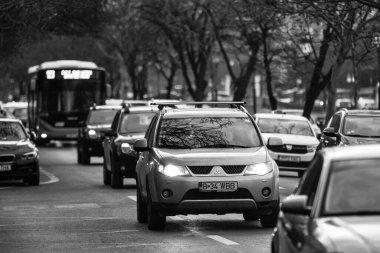 Araba trafiği, kirlilik, trafik sıkışıklığı şehir merkezi Bükreş, Romanya, 2022